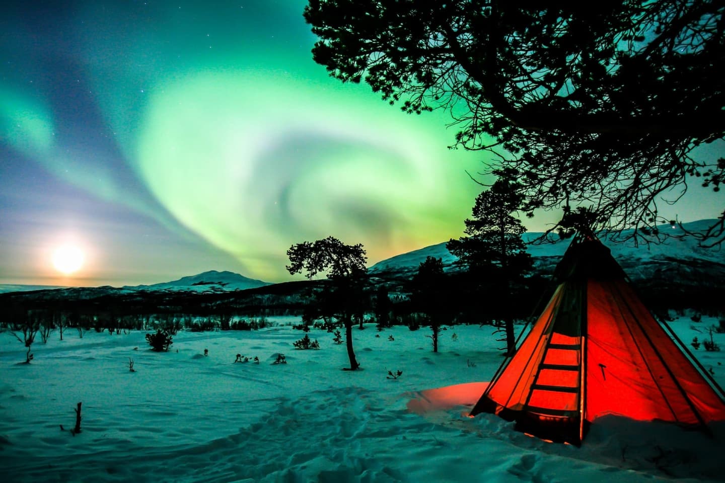 Aurora boreală văzută în Abisko, Suedia