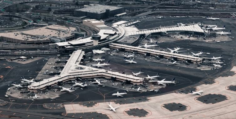 Aeroport de dimensiuni mari, cu mai multe terminale