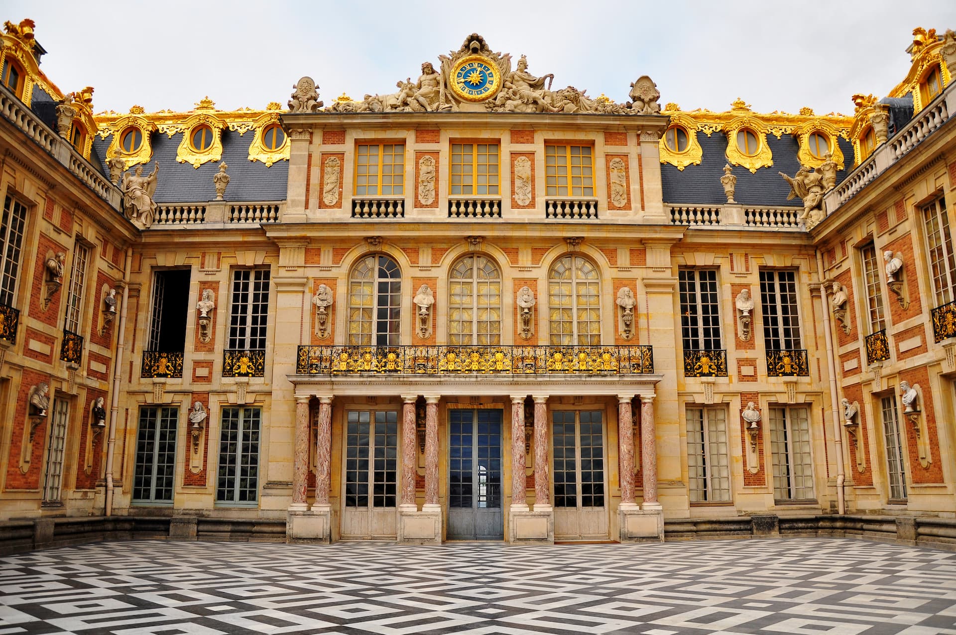 Curtea de marmură în stil baroc de la Versailles