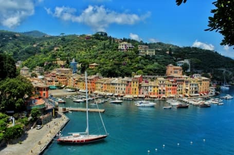 Portofino pe malul Mării Tireniene, Italia