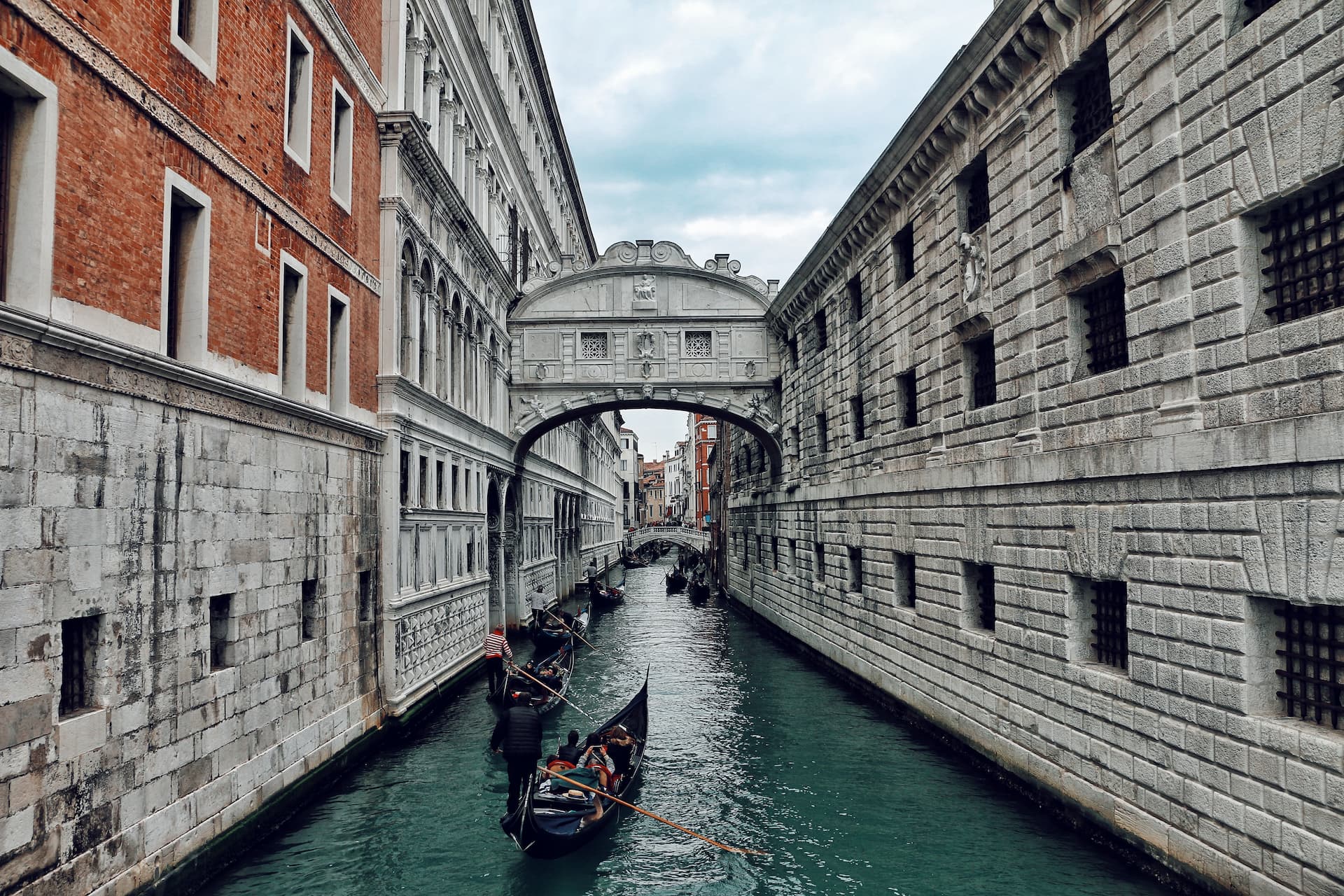 Gondolieri și canalele din Veneția