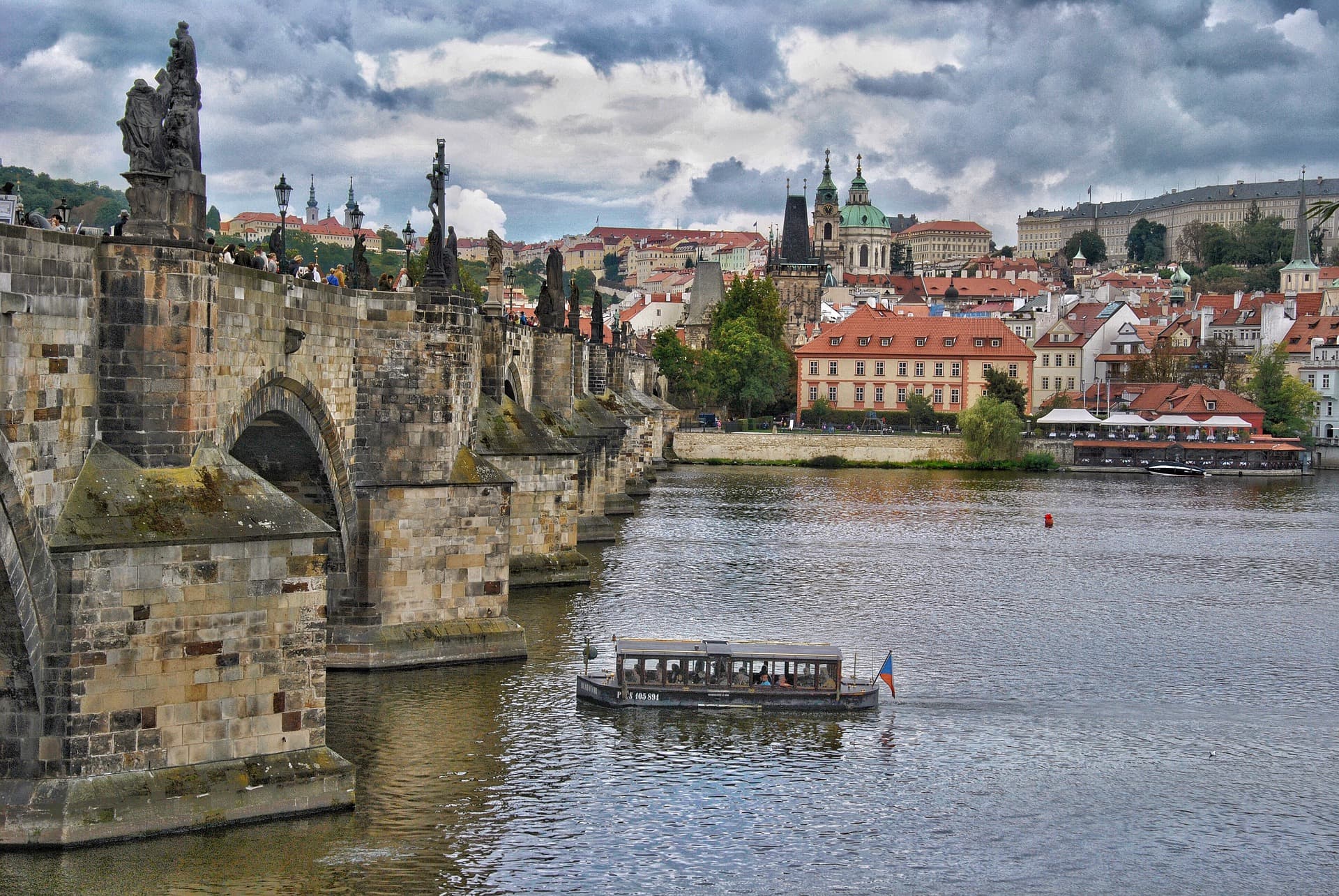 De-a lungul Podului Carol din Praga