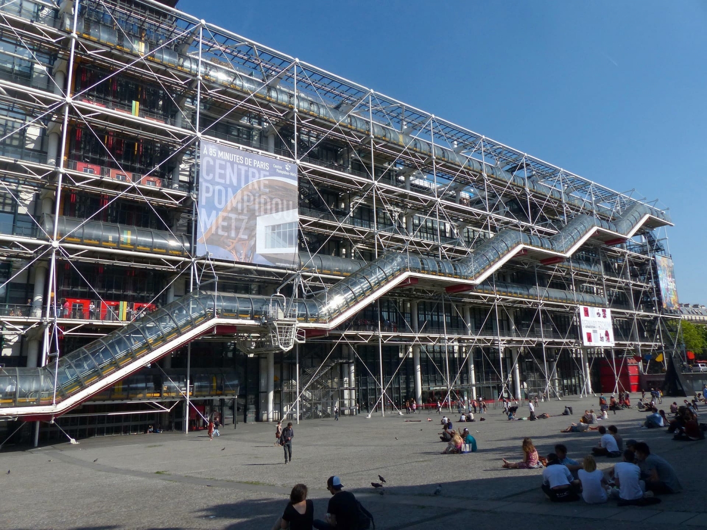 Fațada dinspre Place Pompidou