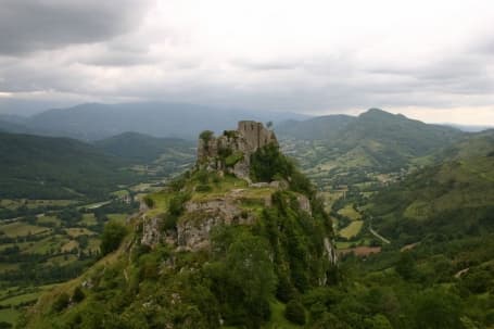 Ruinele castelului Roquefixade din Ariège