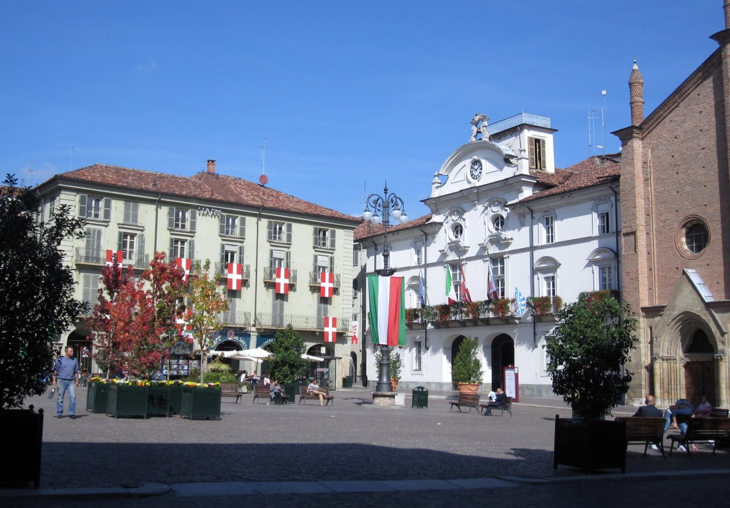 Piața principală și primăria din Asti