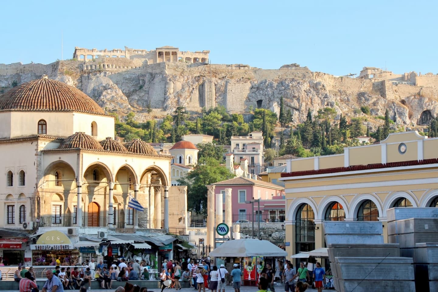 Cartierul Monastiriki din Atena, cu Acropolis în plan îndepărtat