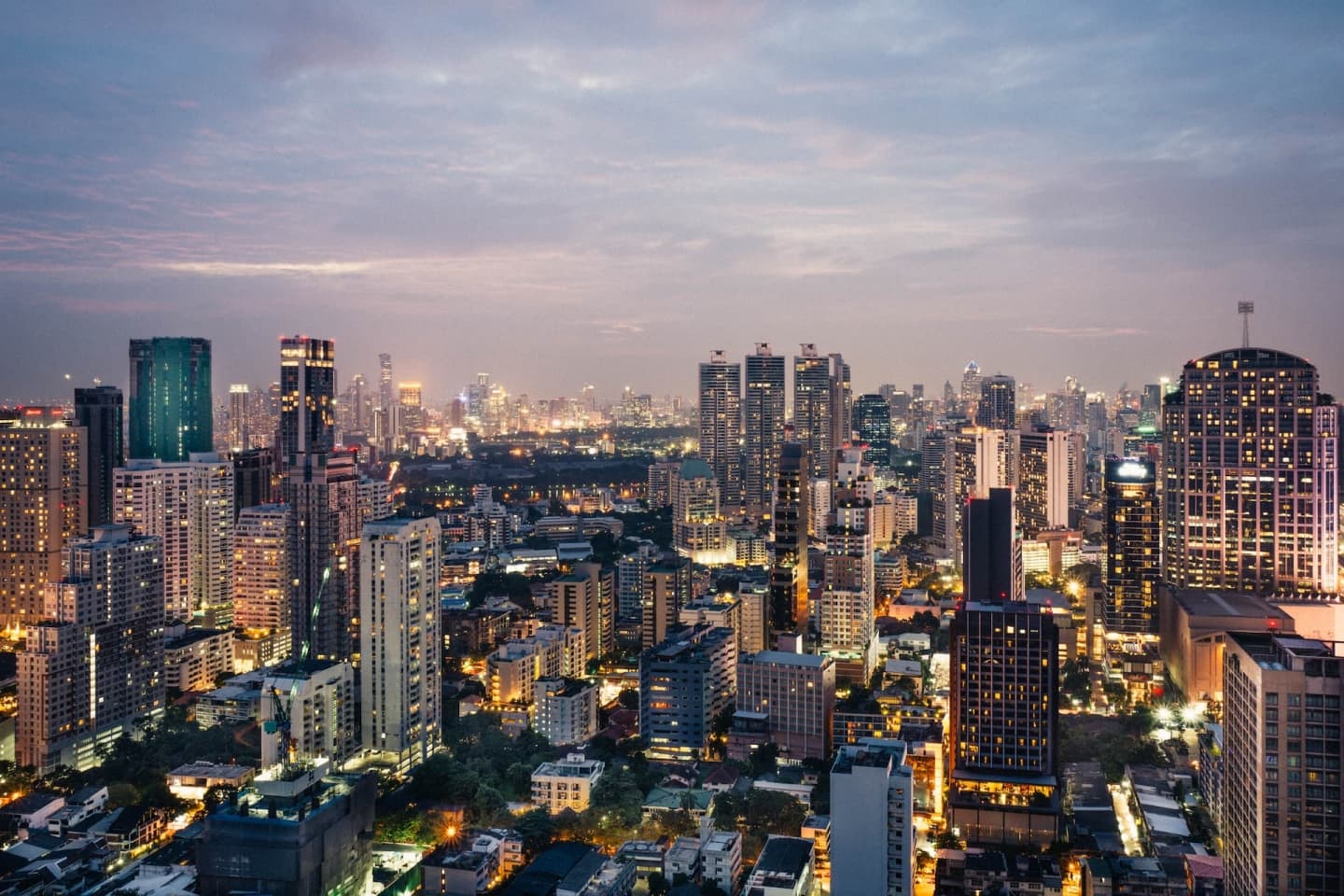 Panoramă nocturnă a capitalei Bangkok