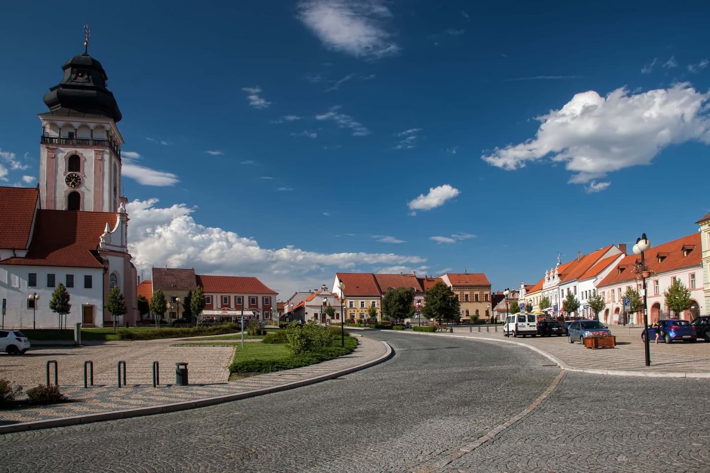 Piața Centrală din Bechyně și biserica Sfântul Matei