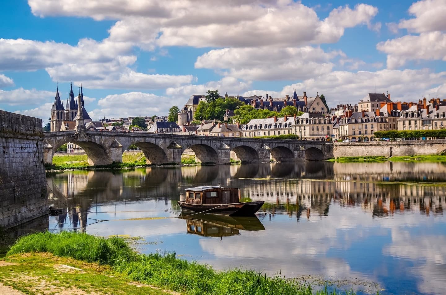 Pod peste Loara, catedrala din Blois pe fundal