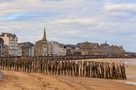 Pe malul mării, în Saint Malo, Bretania