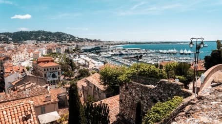 Panoramă a golfului Cannes și a portului de agrement