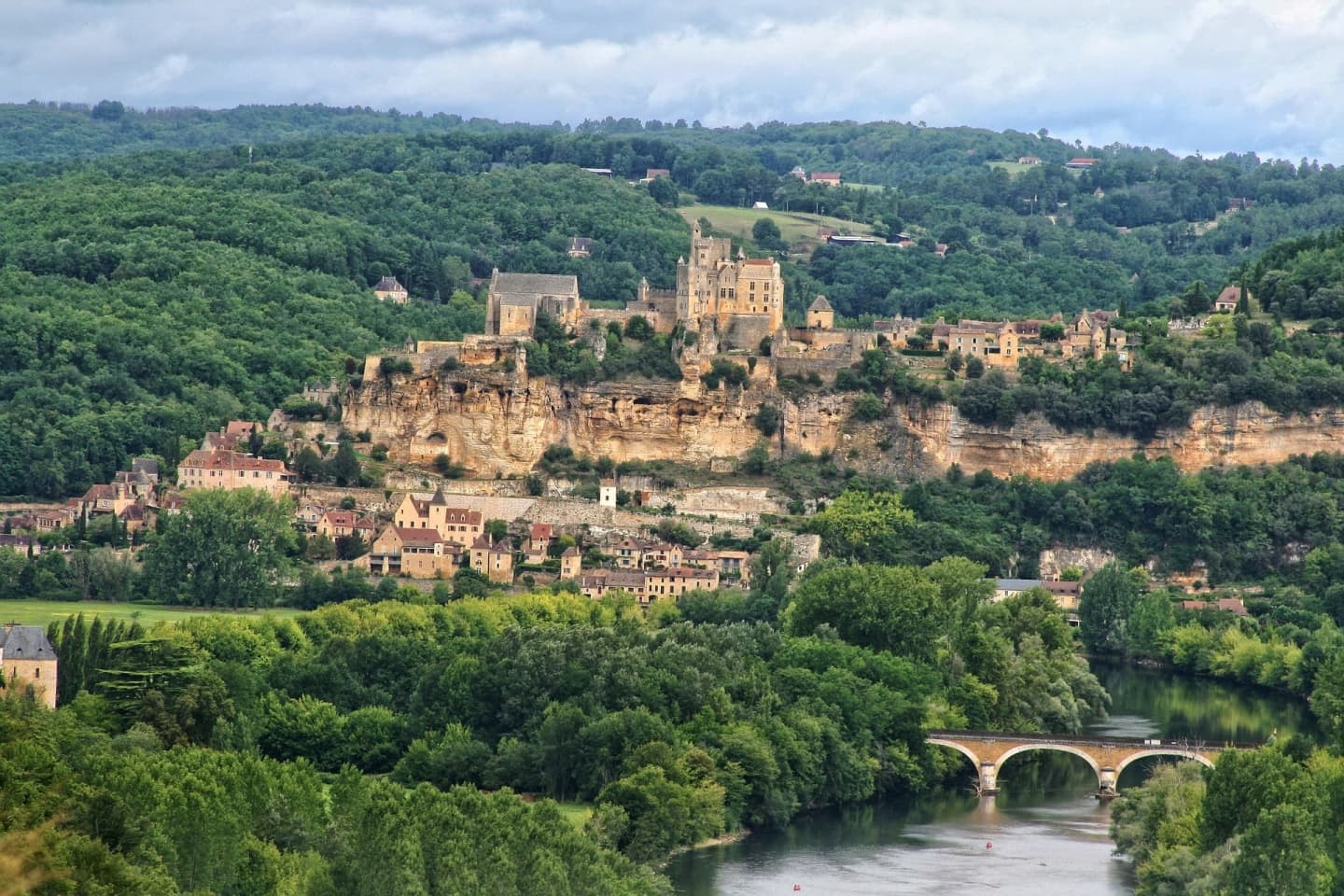 Castelul Beynac în Périgord, valea Dordogne