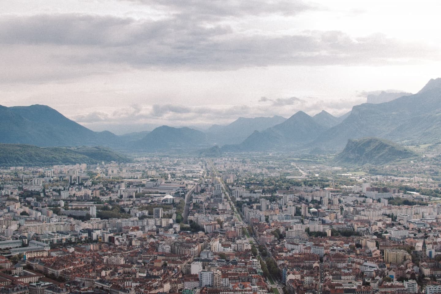 Grenoble văzut din teleferic, Alpii pe fundal