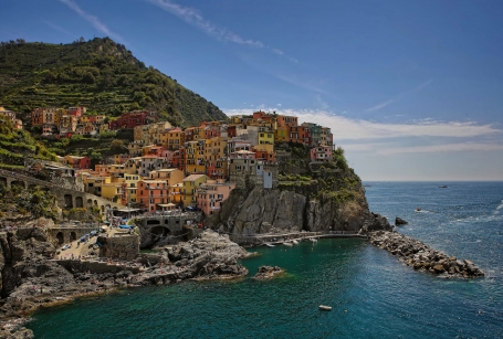 Casele agățate pe stâncile din Manarola