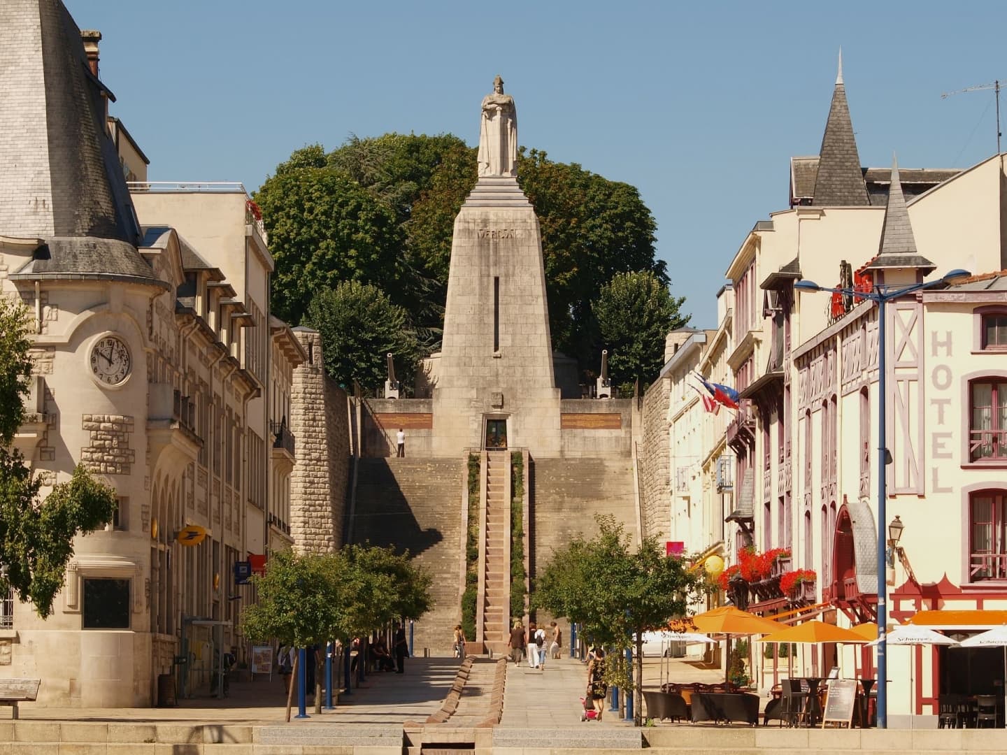 Monumentul Victoriei și statuia lui Charlemagne din Verdun, Meuse