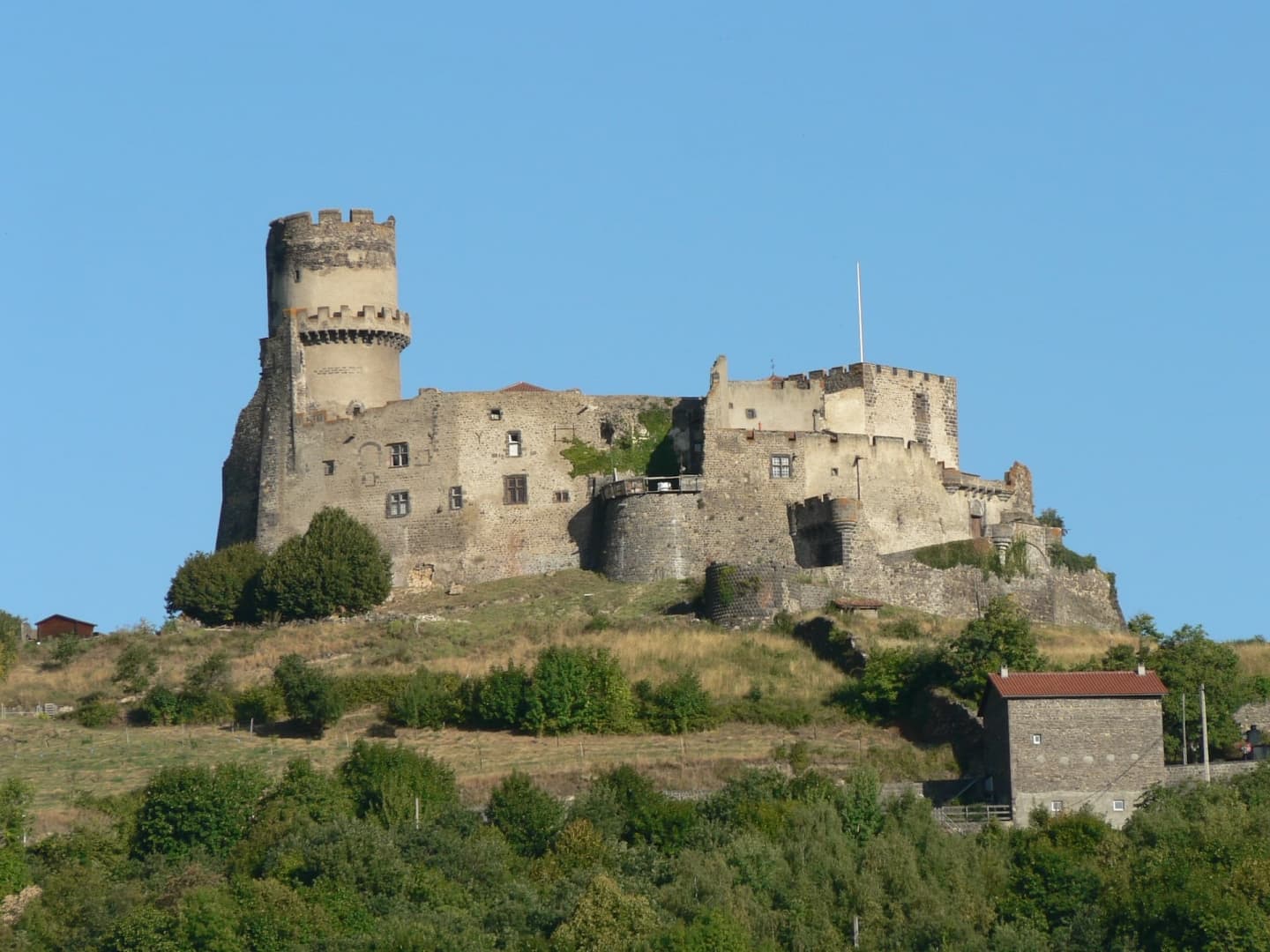 Castelul Tournoël, în Volvic