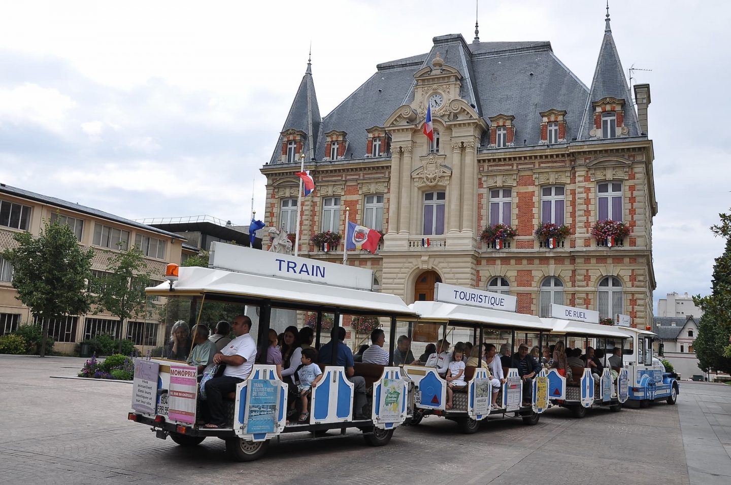 Primăria și trenulețul turistic din Rueil Malmaison