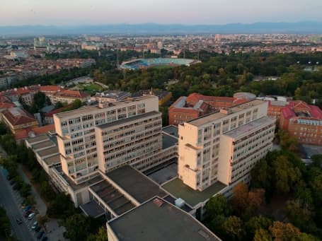 Panoramă cu Universitatea în prim plan și stadionul Levski
