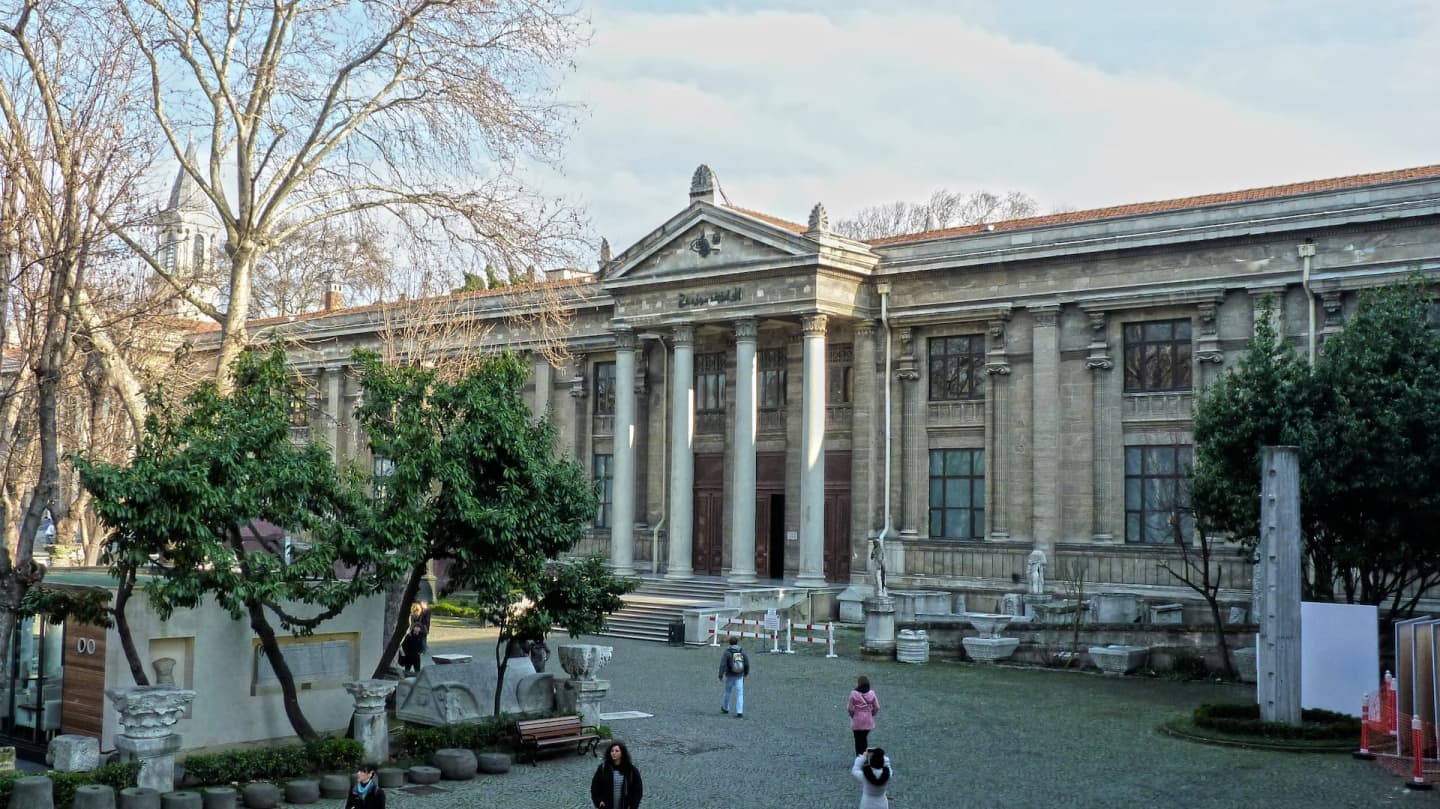 Fațada Muzeului de Arheologie din Istanbul