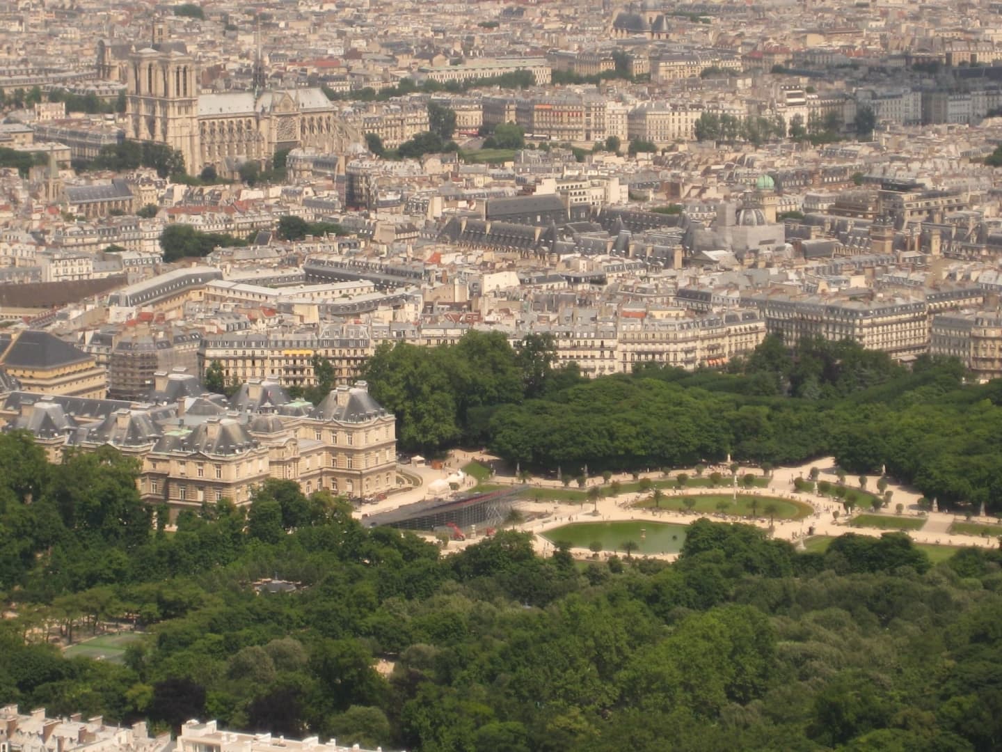 Panoramă aeriană a palatului și Jardin du Luxembourg