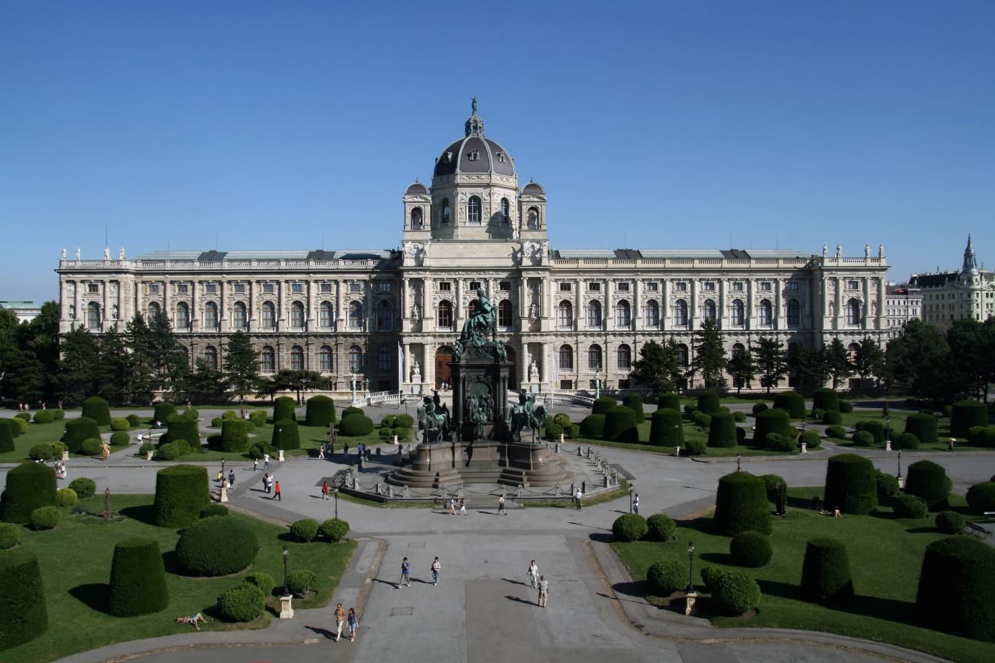 Statuia Mariei Tereza în mijlocul Maria-Theresien-Platz din Viena