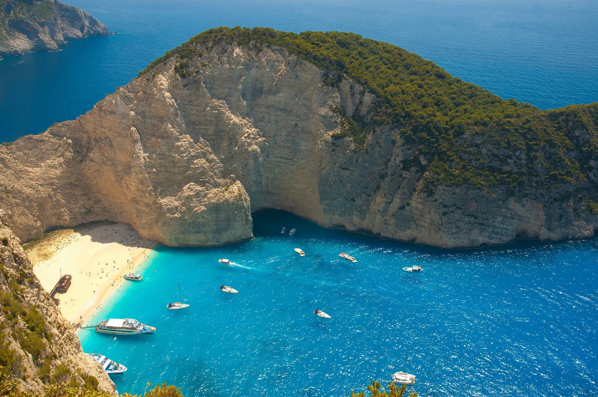 Plaja Navagio din Zakynthos - top 5 cele mai frumoase plaje din Grecia