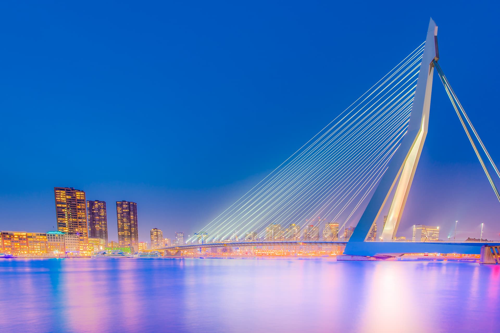 Joc de lumini pe podul Erasmus din Rotterdam