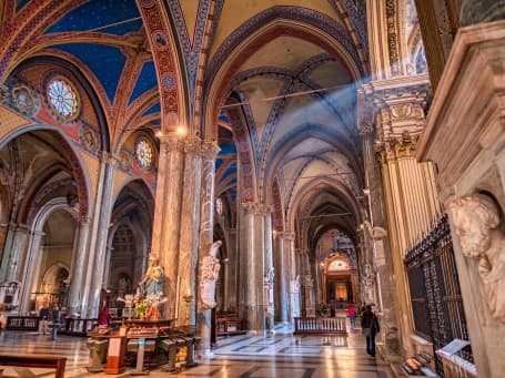 Interiorul gotic al bisericii