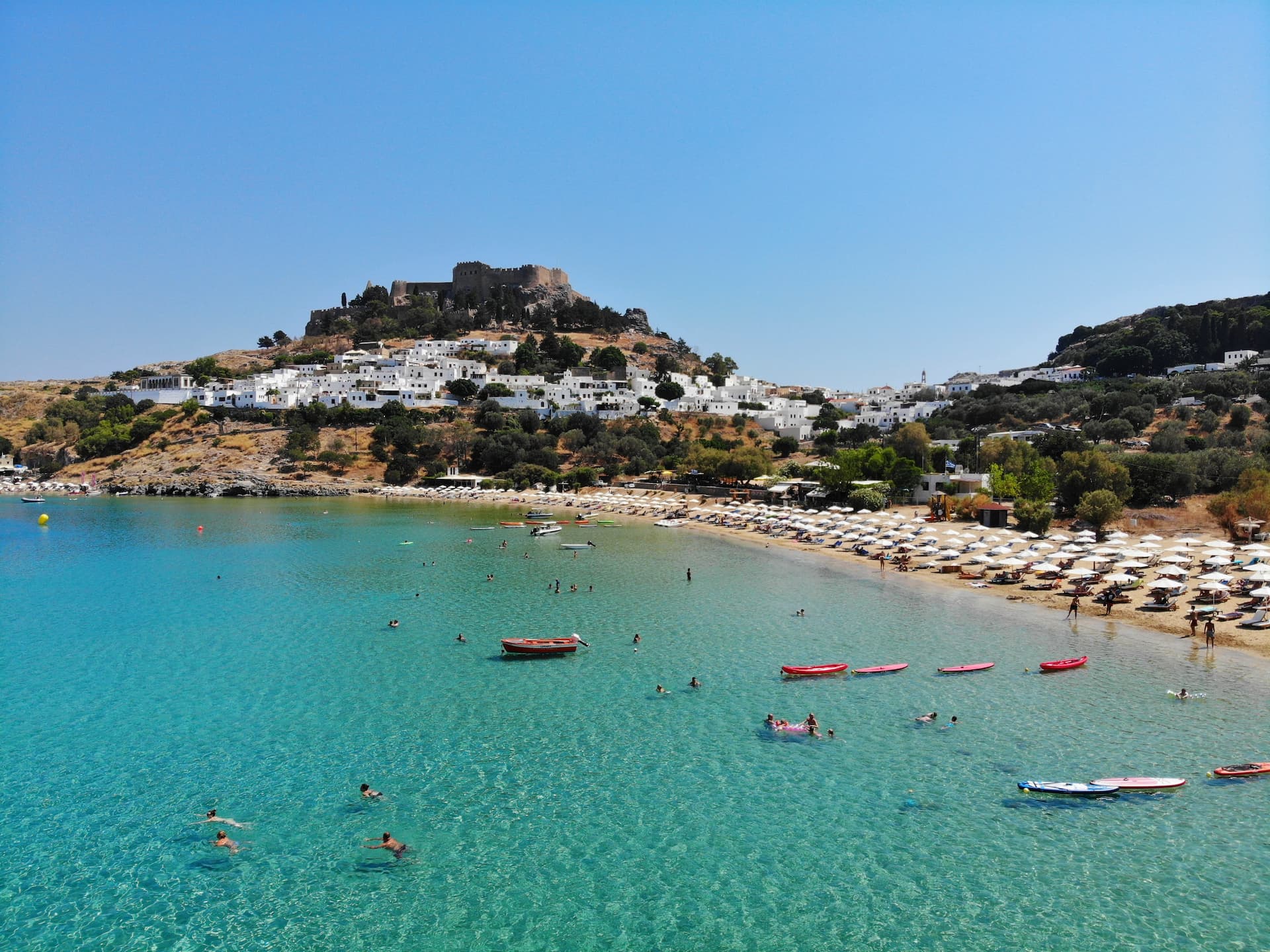 Plaja și orașul Lindos de pe insula Rhodos