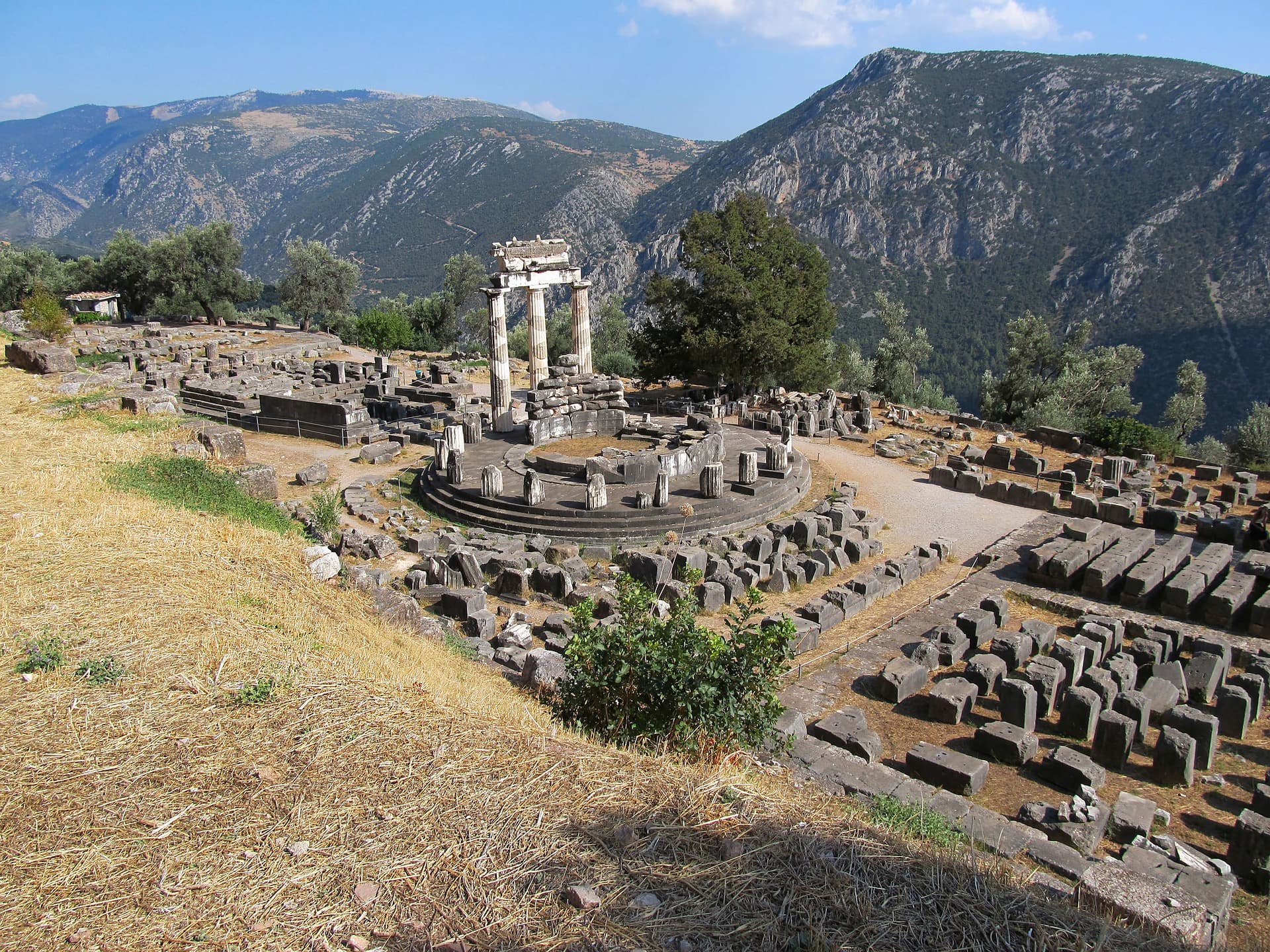 Ruinele templului din Delfi dedicat lui Apollo